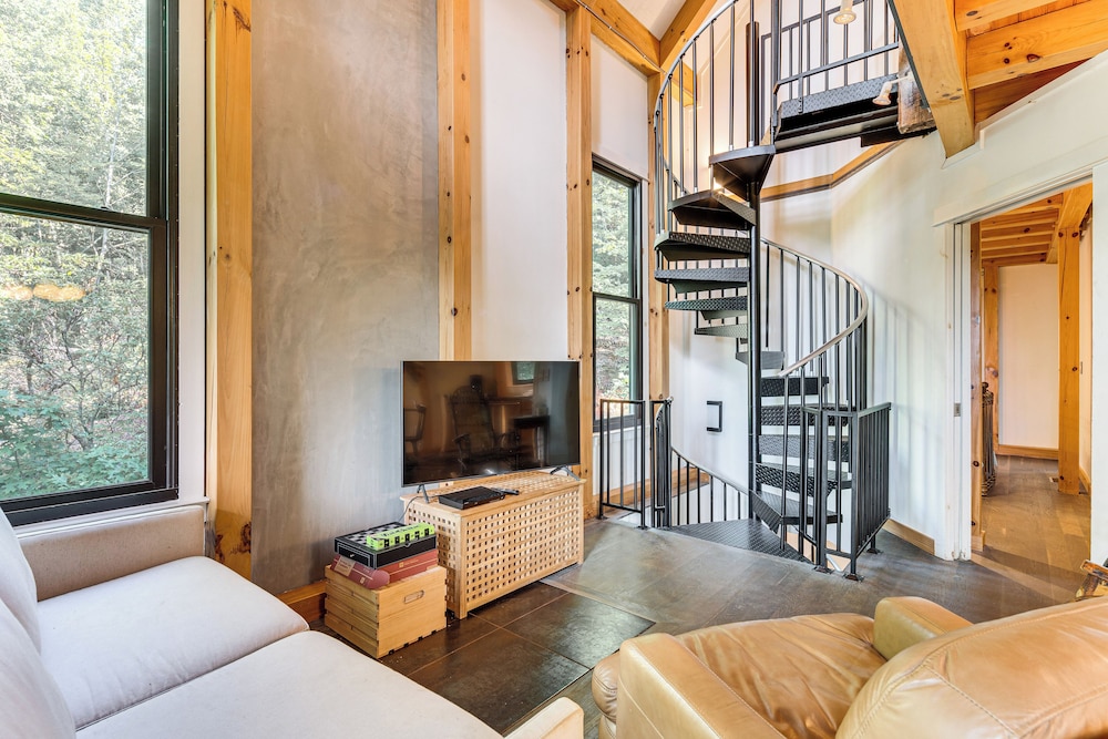 Hot Tub & Mtn Views: Modern Old Fort Hideaway!