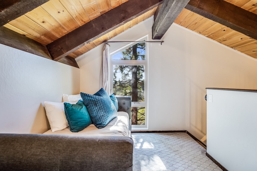 Pinegrove by Avantstay Beautiful Villas Condo Just Outside Tahoe City! - Property Image 4
