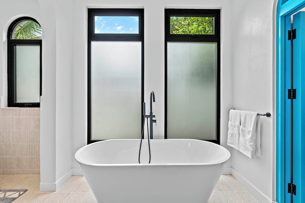 Modern Garden Villa with Private Pool, Outdoor Kitchen & Separate Casita Near Playa Potrero