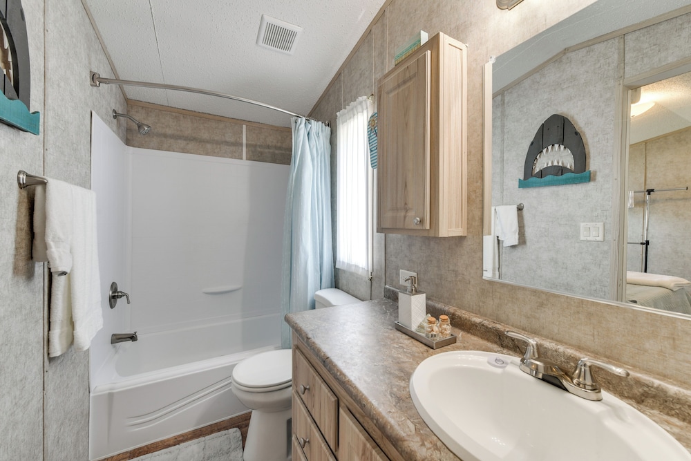 2 Mi to Anna Maria Island: Newly Built Home!