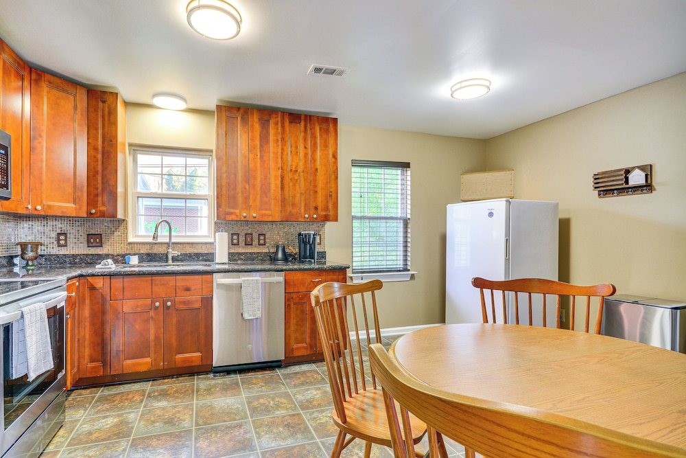2 Mi to Dtwn Greensboro: Pet-friendly Retreat!