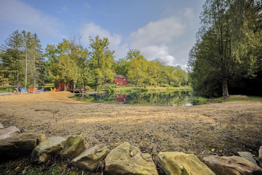 Willow Brook Getaway: Hot Tub, Deck in Mifflinburg