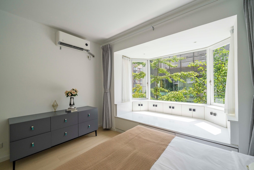 Tyms Bright 2BR 1BA Apt Xuhui Center