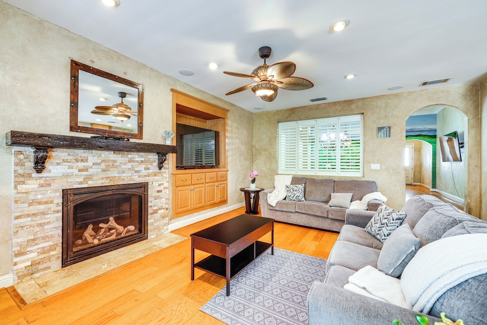 5 Mi to Dtwn Modesto: Family Home w/ Patio!
