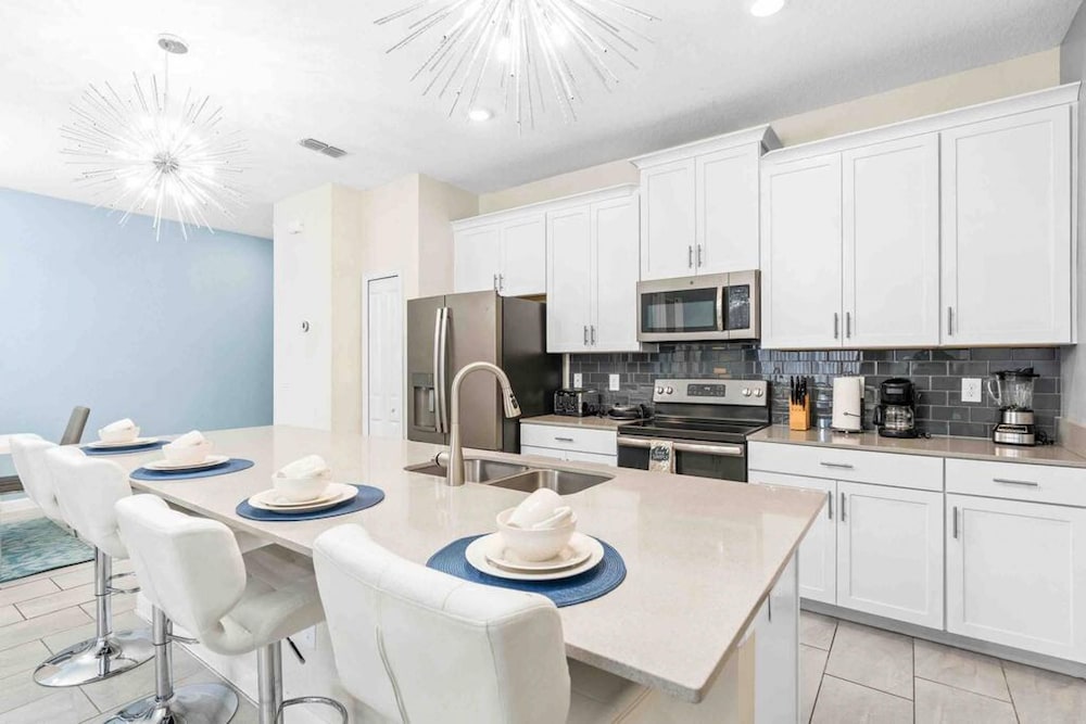 Super Dope- FUN Electric Home W Pool Amenities
