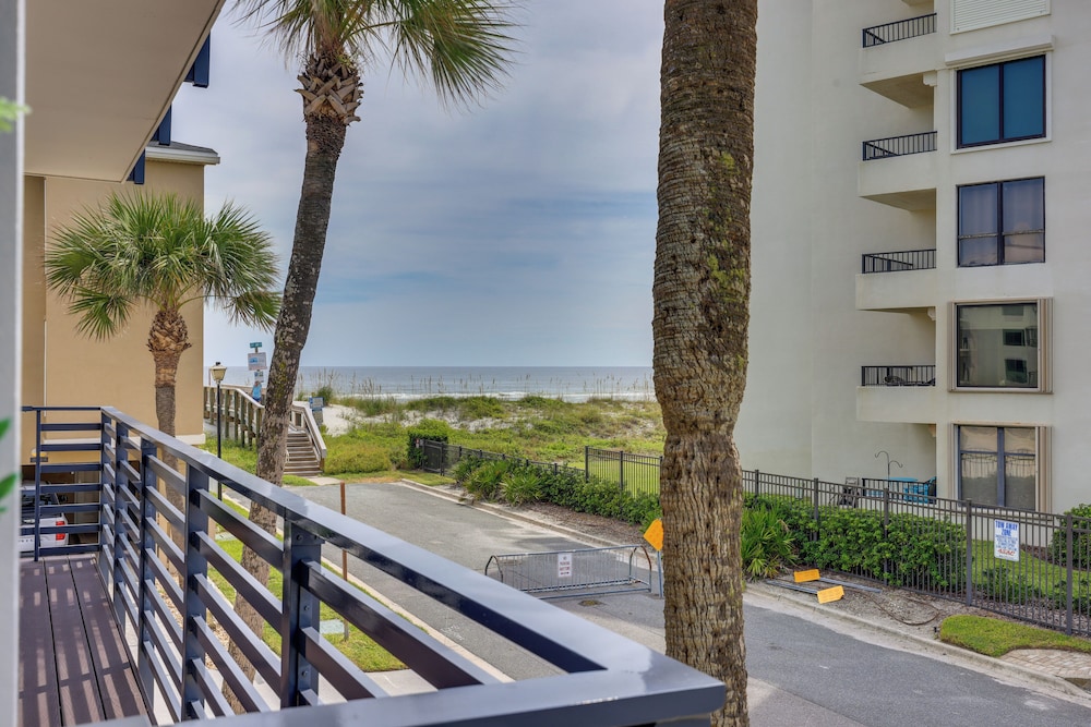 Steps to Sand: Townhome w/ Balcony in Jax Beach!