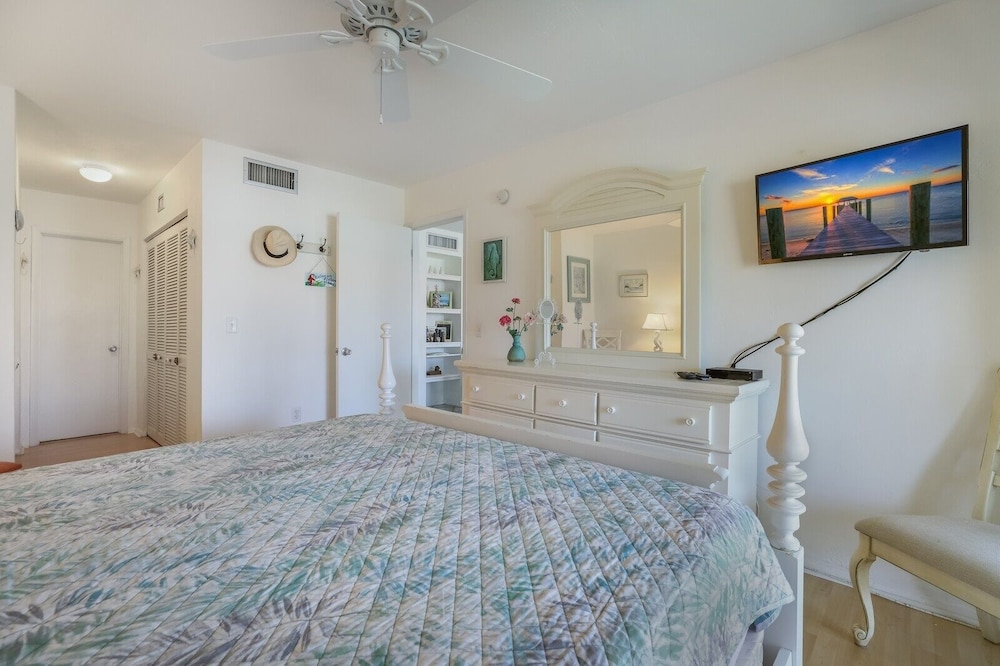 Fun N Sun 1 Bedroom Condo by RedAwning view 2