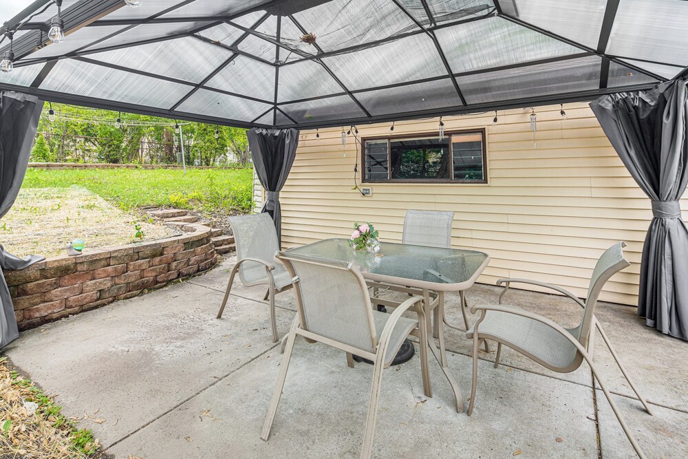 8 Mi to Nature Center: Streamwood Gem w/ Yard!, photo 19