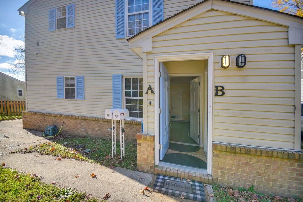 < 1 Mi to Beach! Quaint Norfolk Duplex w/ Yard