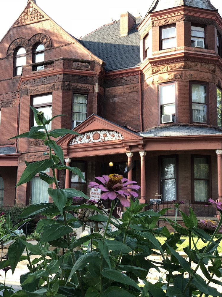 Vineyard Mansion & Carriage House Bed & Breakfast