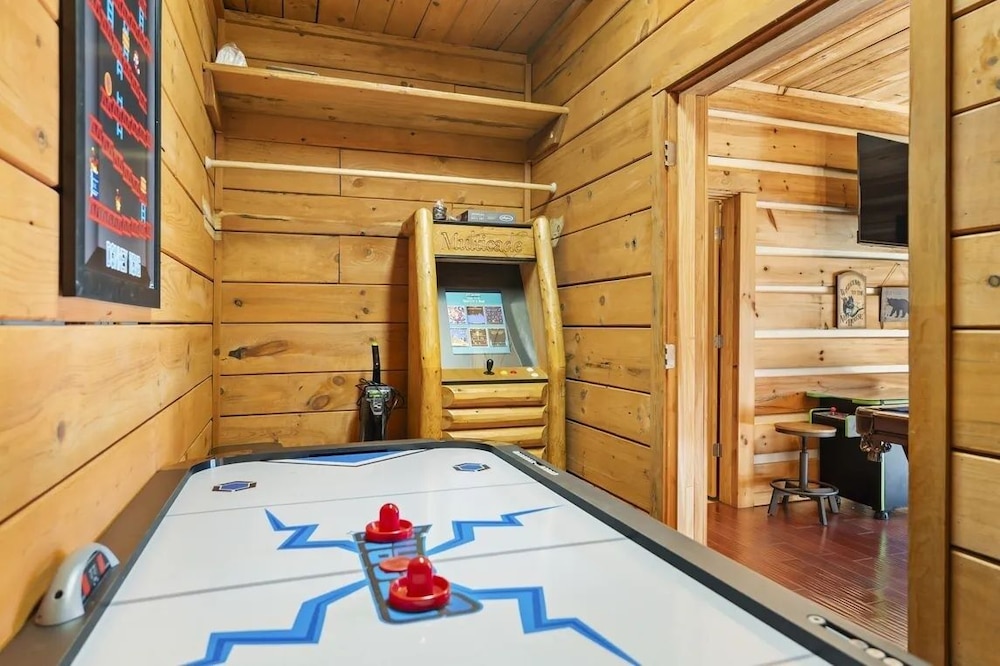 Hillbilly Hideaway 4 Bedroom Cabin