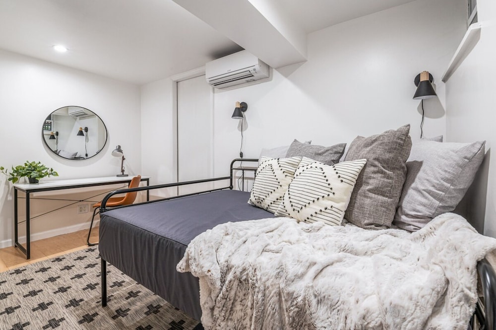 Adelphi I 3BR Ft Greene w Backyard Patio Porch