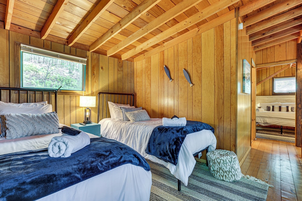 < 1 Mi to Lake: Cabin w/ Hot Tub in Greentown!