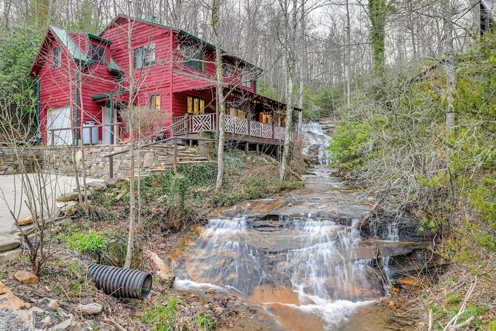 Winter Wonderland Cabin w/ Creek & Game Room
