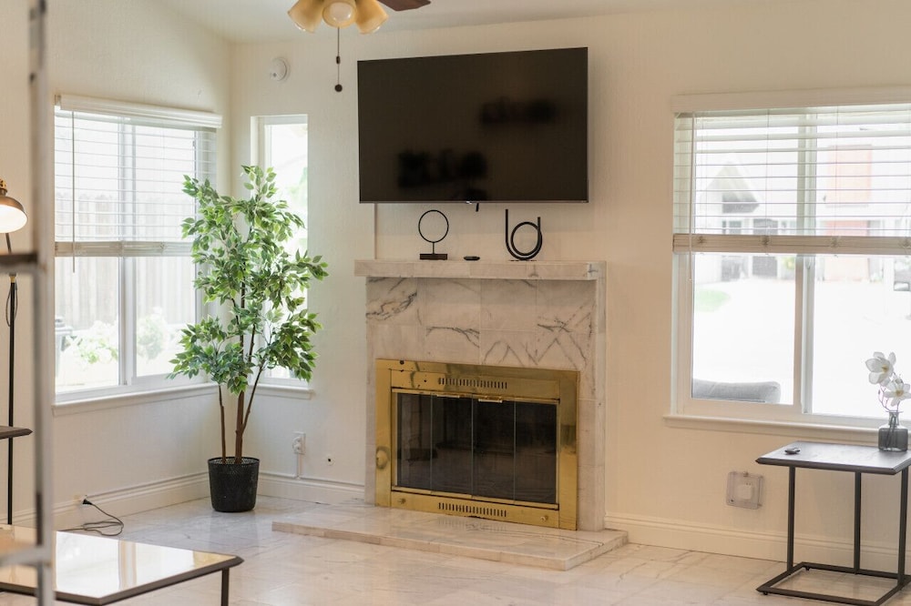 Spacious 4-bedroom Home With Large Yard AND Garage Near Knott S Berry Farm p67