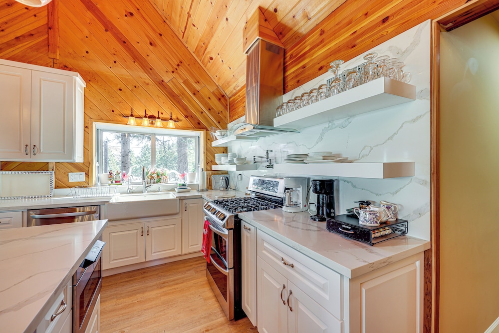 Wraparound Deck & Grill: Wrightwood Cabin Near PCT