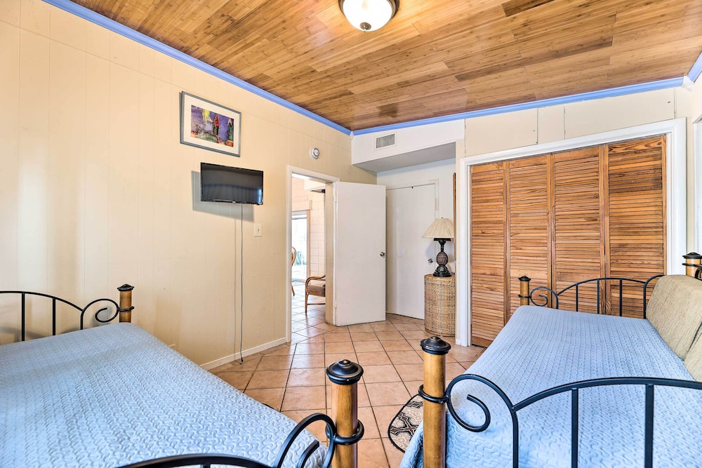 South Padre Island Vacation Rental: Steps to Beach view 5