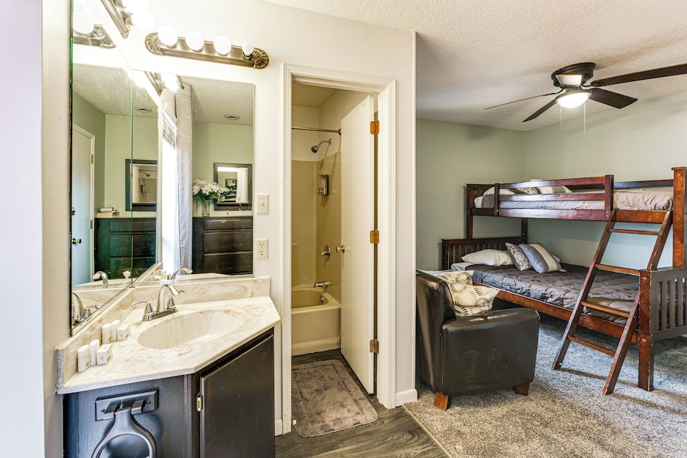 2 Blocks to Angel Fire Resort: Family Condo