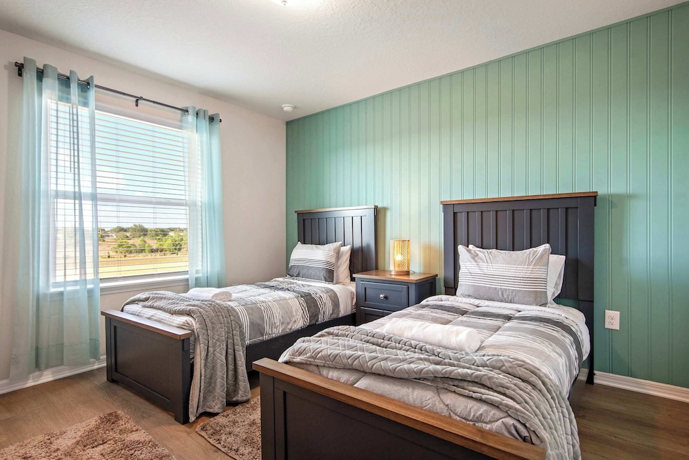 Bright & Spacious 7BR Pool Villa w/ Game Loft New Windsor Cay Resort Near Disney