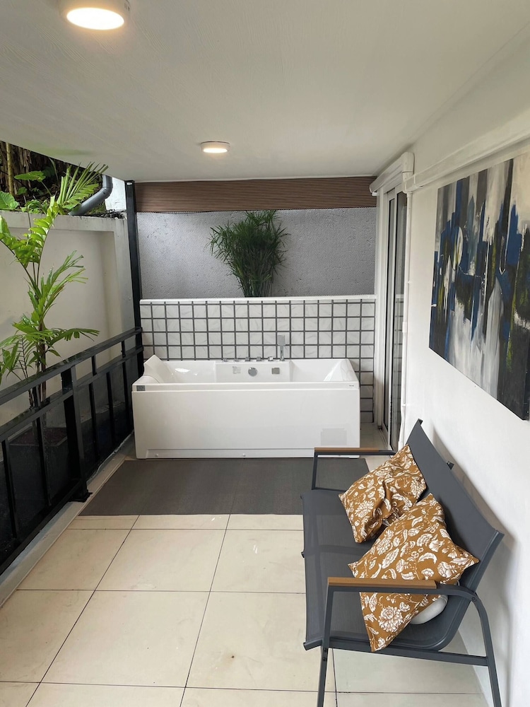 B11 Sunset Plaza Partial Seaview 1 Bedroom 1 Bathroom With Large Jaguzzi