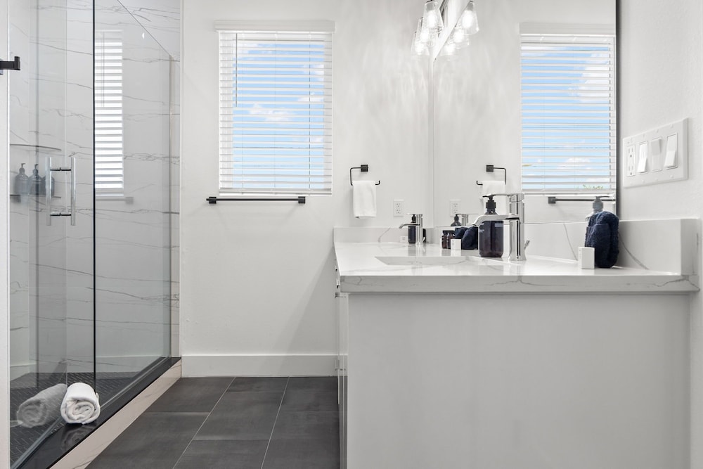 NEW Casa Sol Casa Cielo - Luxurious Newly Built Tampa Townhouses In Prime Location
