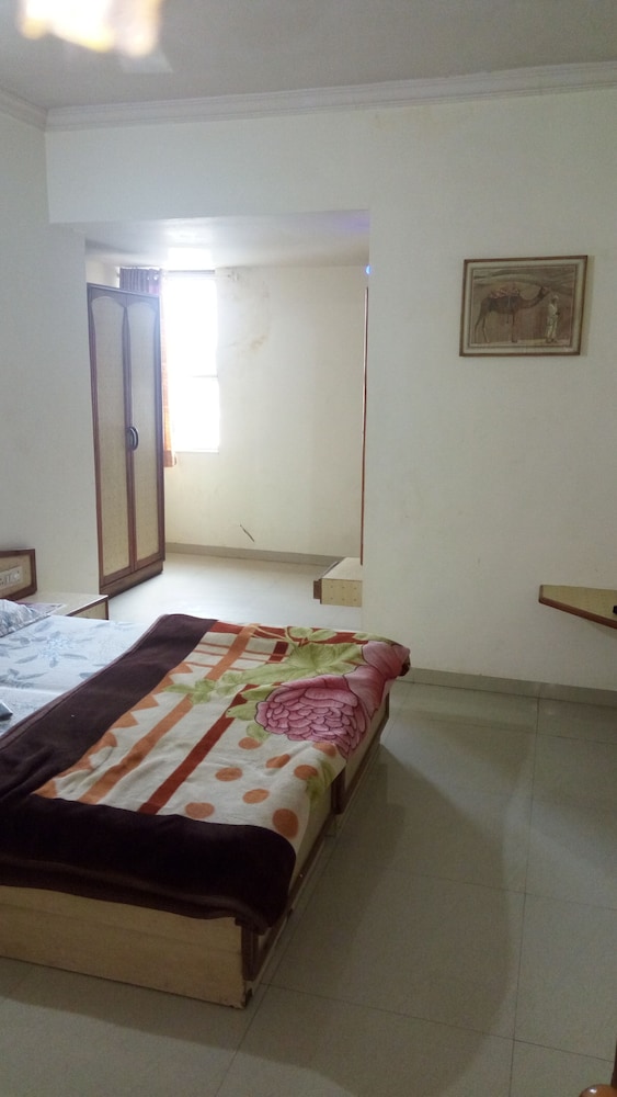 Rajshree Hotel