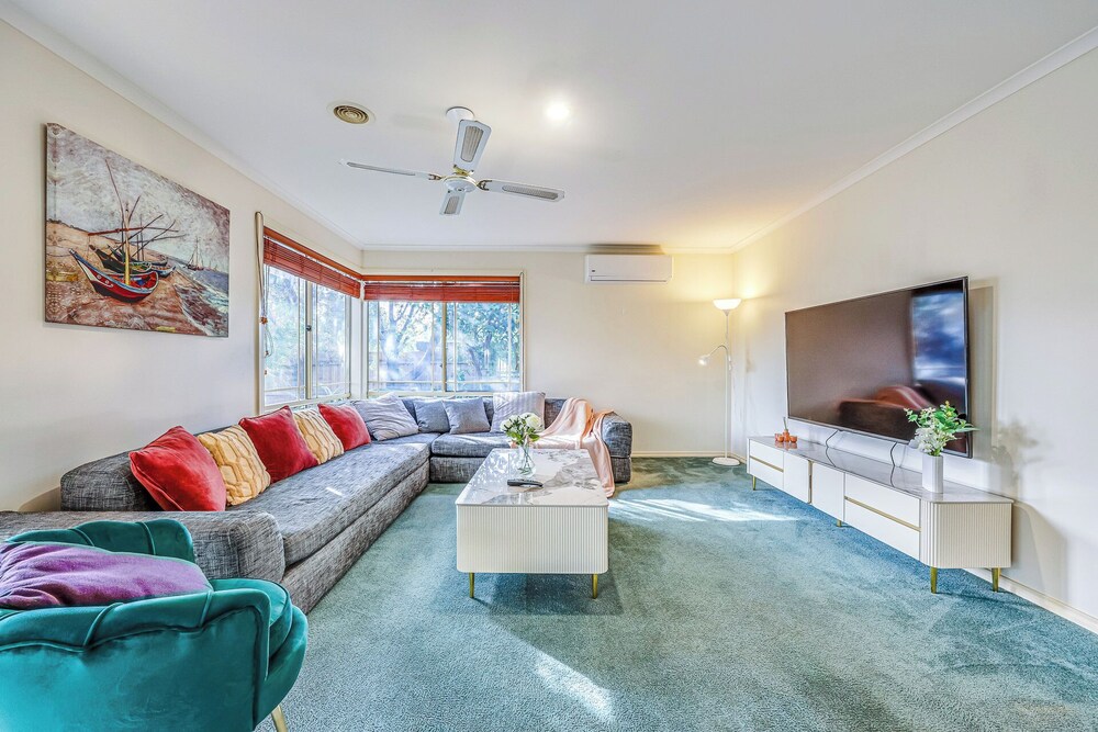 StayAU Family Retreat w/Pool Table in Cranbourne