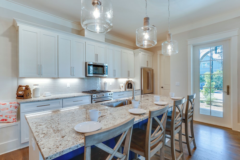 Family-friendly Santa Rosa Home: Walk to Beach!