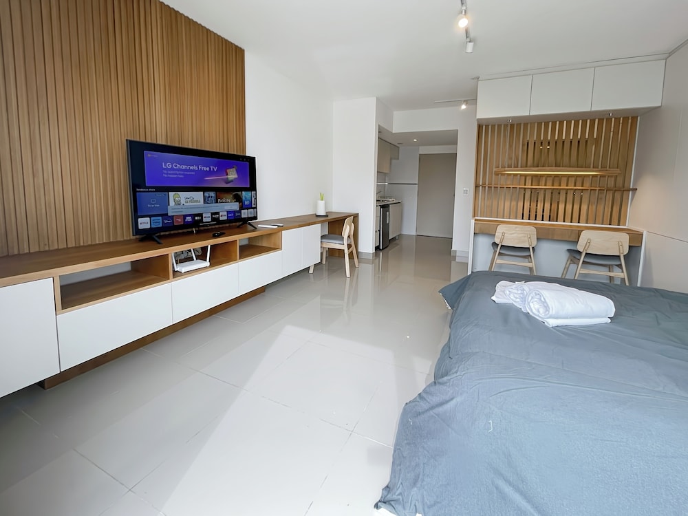 Studio Luxury Balcony Pool - Image 5