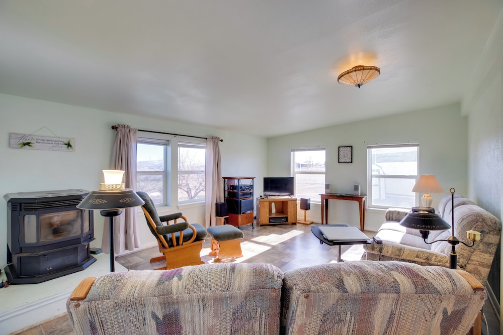 Hot Tub & Screened Patio: Getaway in Montrose!