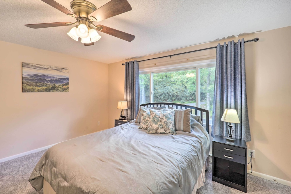 Walk to Ski Resort: Sugar Mountain Haven w/ Views!