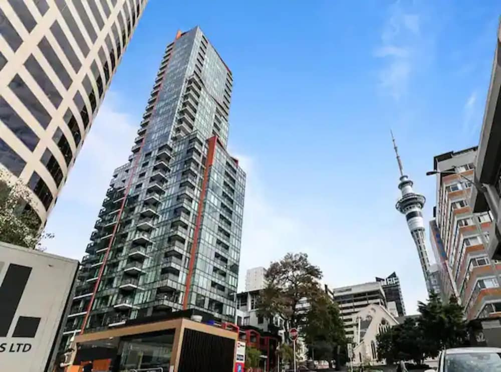 Sun Kissed Apartment With Panoramic Views — Auckland
