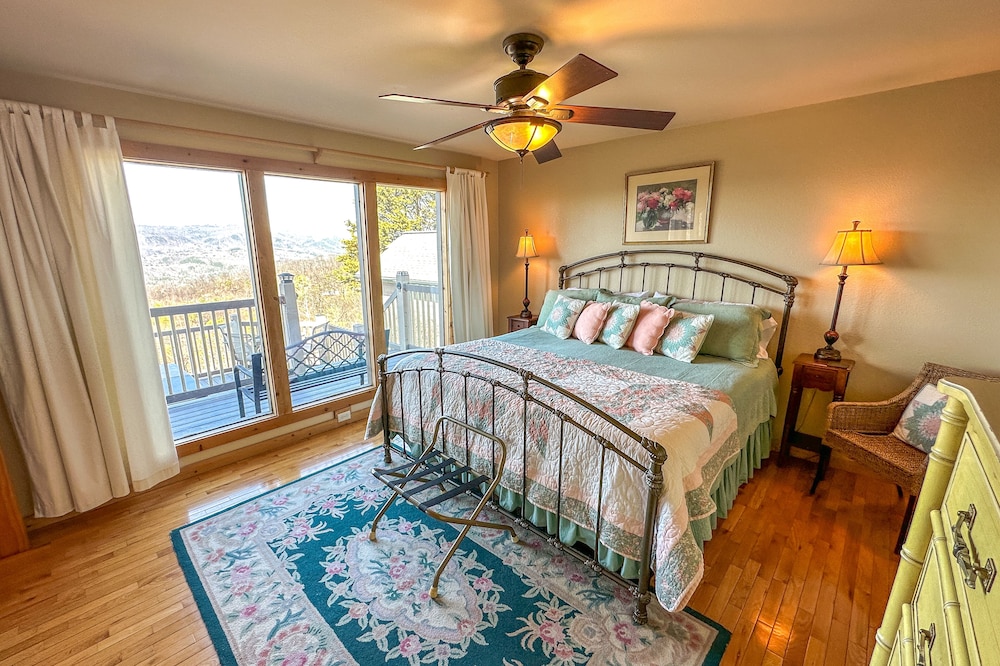 Tanasi Lodge - Weddings - Retreats - Gathering view 2