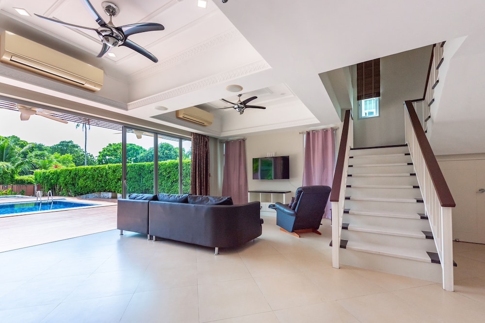 Private Pool Villa Chalong