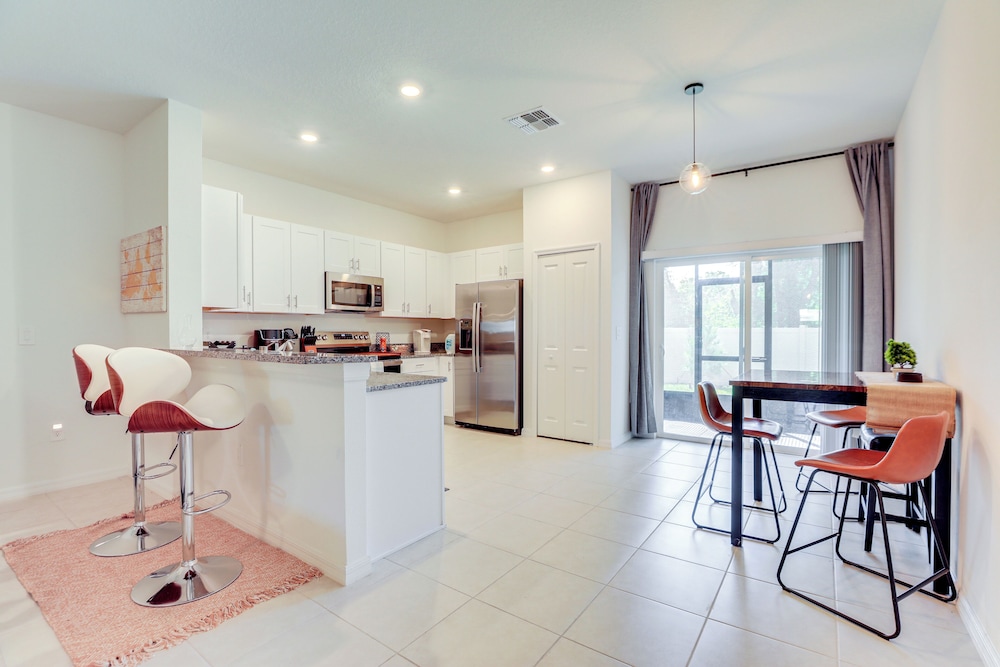 6 Mi to Apollo Beach: Townhome w/ Pool Access!