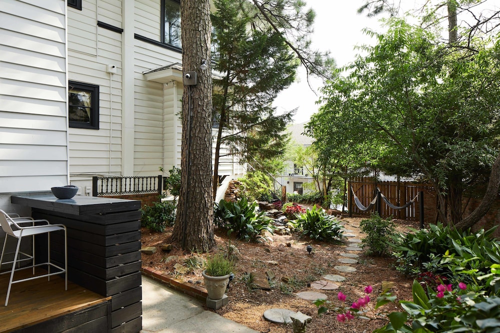 Apt2 Edenbrae - Walkable Southern Gothic Mansion