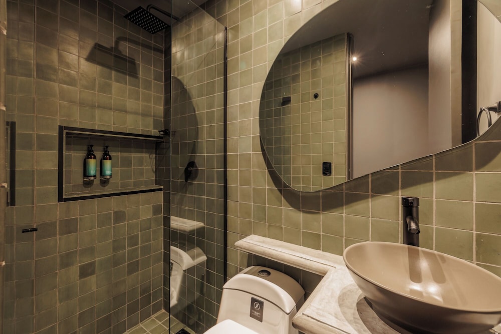 10th Street 3 Bedroom Jacuzzi & Billiard