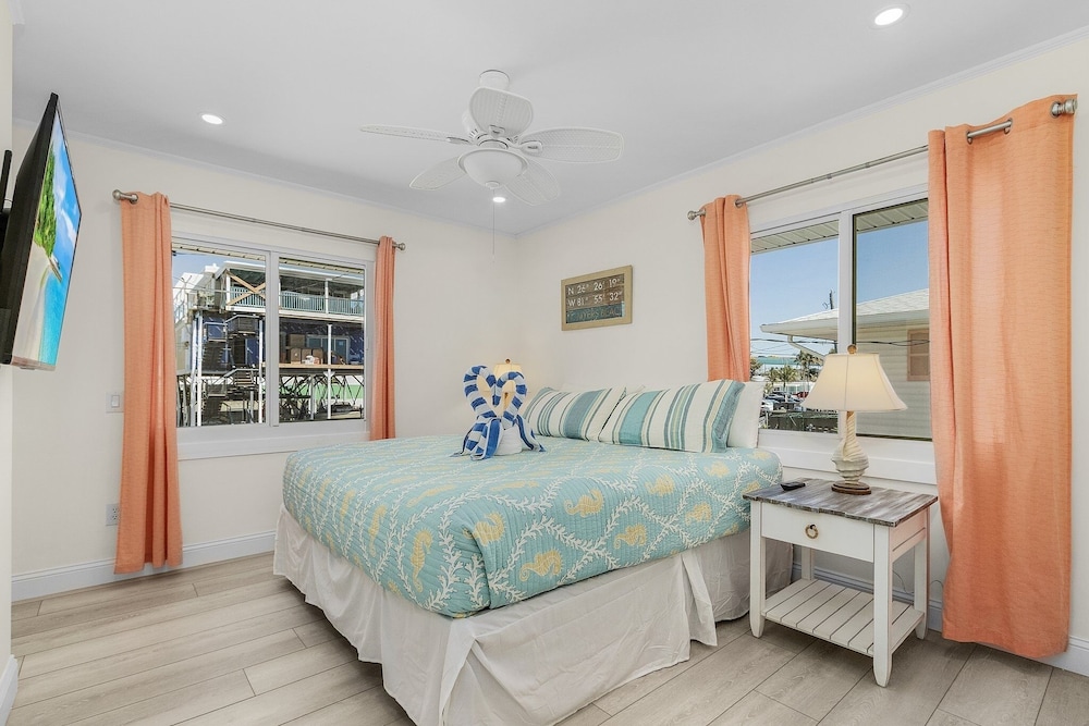 920 Bay Breeze Bungalow: Stunning Bay View Home W/ Heated Pool! 2 Bedroom Home