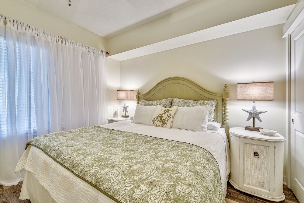 Grand Panama Beach Resort by Book That Condo