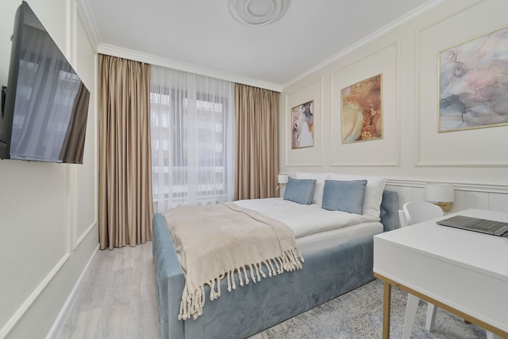 Floral Apartment Nyska by Renters