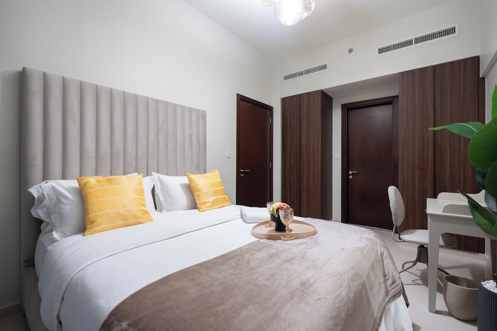 KeyRock - Chic 2BR Escape with Pool