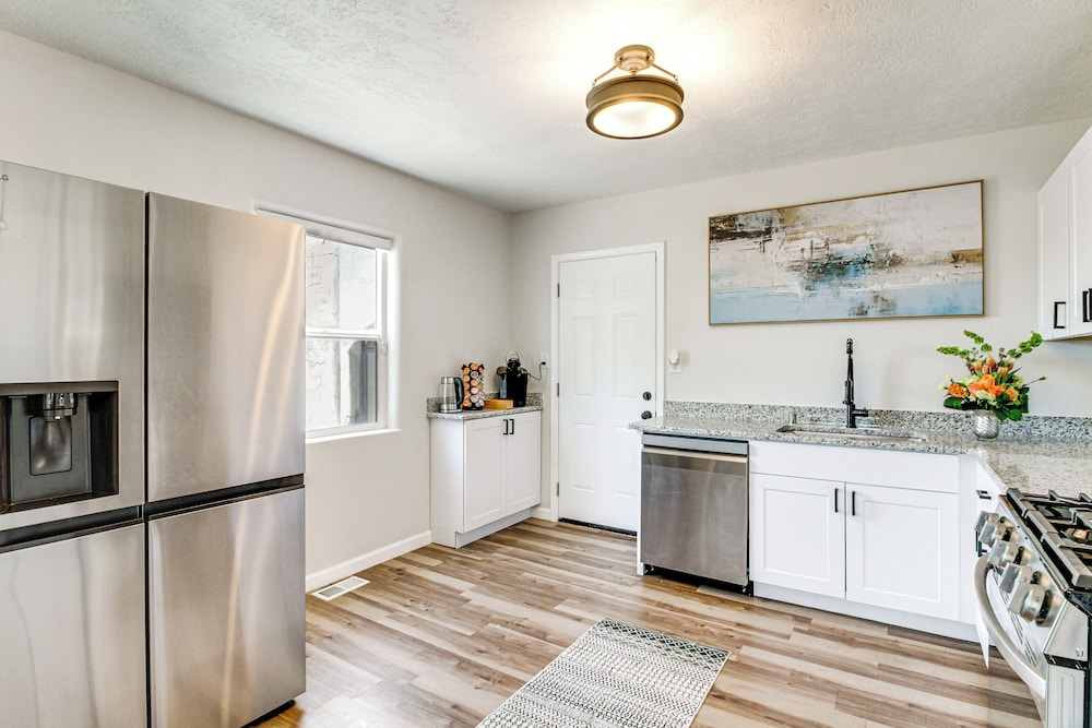 Newly Renovated Albuquerque Retreat w/ Pool Table