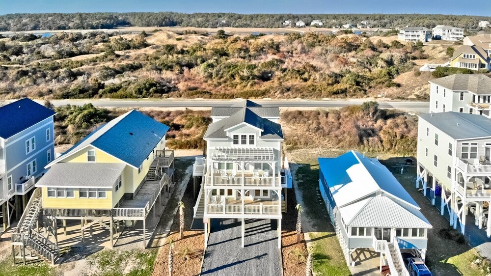 Knot A Care 4 Bedroom Home by RedAwning view 2
