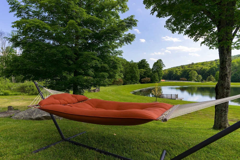Sunny Pond by Avantstay Secluded Estate w a Private Pond Gym Movie Theater