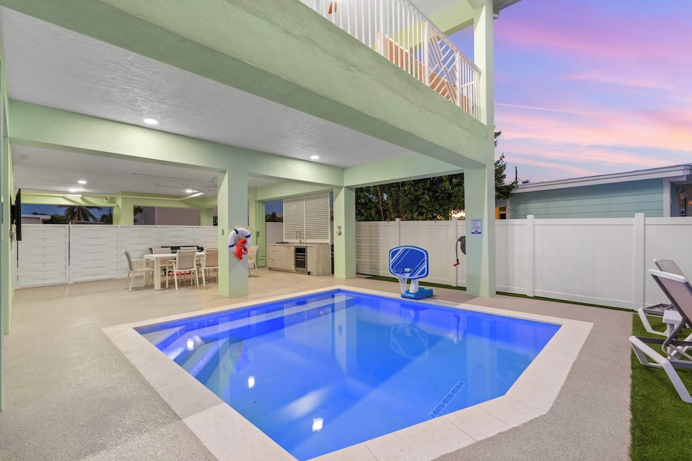 Aqua Verde Waterfront Lux Gem Dock Game Room