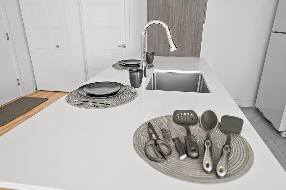 Brand New Contemporary 2-bedroom Apartment - Image 1