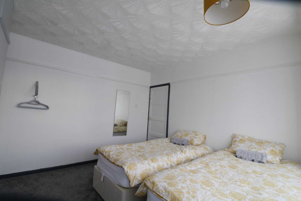 Lovely 4-bed House in Nottingham view 4