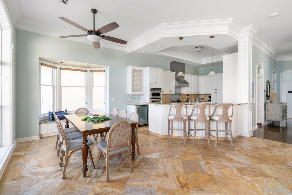 Promenade by Avantstay Beach Front Mansion w Breathtaking Views Pool