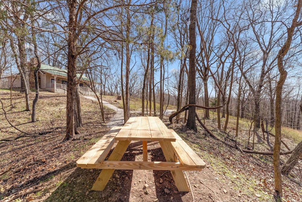 5 Mi to Beaver Lake: Family Cabin w/ Game Room