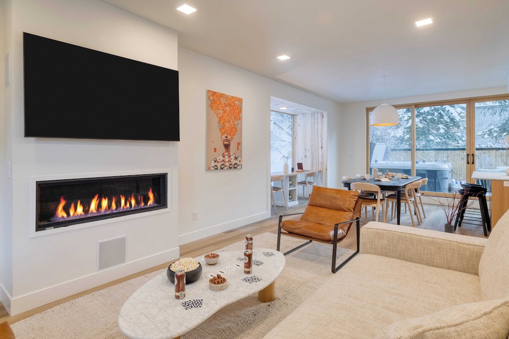 Parkview Mountain House Luxury Ski Home w/ Hot Tub Near Trails & Downtown